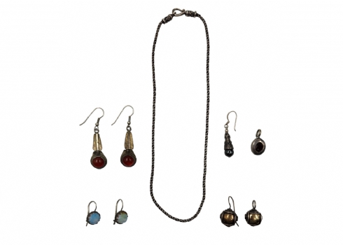 לוט של 9 תכשיטי כסף שונים הכולל שרשרת באורך: 40 ס"מ, שלושה זוגות עגילים ועוד