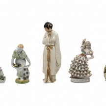 לוט של 5 חפצי פורצלן וקרמיקה שונים, כולל 4 פסלונים