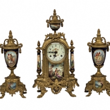 סט (Garniture) מרשים ואיכותי, הכולל שעון קמין ושני קישוטים תואמים, עשוי ברונזה