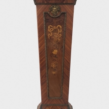 עמוד תצוגה עתיק מהמאה ה-19, כפי הנראה אנגלי (ויקטוריאני), עשוי עץ מעוטר בשיבוץ