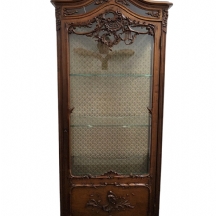 ויטרינה (ארון תצוגה) עתיקה מהמאה ה-19, עשויה עץ מגולף ביד וזכוכית, שלושה מדפים