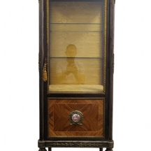 ויטרינה (ארון תצוגה) עתיקה מהמאה ה-19, עשויה עץ וזכוכית, שיבוץ פרקטרי ופורצלן