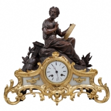 שעון קמין צרפתי עתיק ומפואר, עשוי שפלטר בצביעה קרה, שפלטר מוזהב ושיש לבן