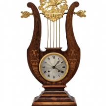 שעון קמין עתיק עיטורי מתכת מוזהבים בדמות פרסאוס רוכב על פגסוס ושיבוץ מרקטרי