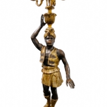 מנורת רצפה עתיקה וגדולת מיימדים בדמות 'בלקאמור' (Blackamoor), עשויה עץ מגולף