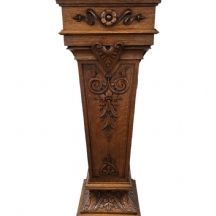 עמוד תצוגה עתיק מהמאה ה-19, עשוי עץ מעוטר בגילוף בעבודת יד ומשטח עליון עשוי שיש