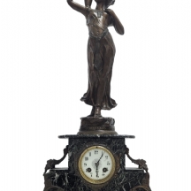 שעון קמין צרפתי עתיק מעוטר בדמותה של 'לקמי' על פי ז'ורז' אומרט