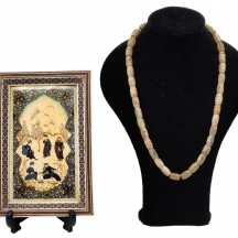 לוט של שני חפצי נוי אסלמים