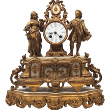 שעון קמין עתיק מהמאה ה-19, כפי הנראה צרפתי, עשוי שפלטר (Spelter) צבוע זהב ושיש