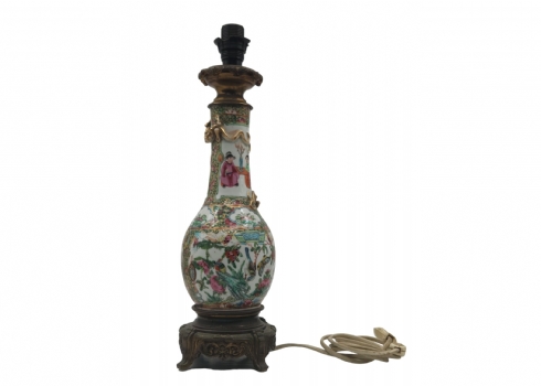 בסיס (רגל) עתיק למנורה שולחנית, הבסיס עשוי ברונזה צרפתית והגוף עשוי פורצלן סיני