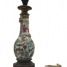 בסיס (רגל) עתיק למנורה שולחנית, הבסיס עשוי ברונזה צרפתית והגוף עשוי פורצלן סיני