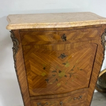 סקרטר אלגנטי ויפה, עשוי עץ מחופה פורנירים בשיבות מרקטרי, משטח עליון עשוי שיש