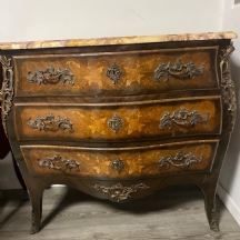 מזנון אלגנטי עשוי עץ מחופה פורנירים בשיבוץ מרקטרי, משטח עליון עשוי שיש