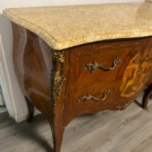 מזנון אלגנטי עשוי עץ משובץ שיבוץ מרקטרי ומצוייר, משטח עליון עשוי שיש