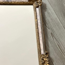 מראה עתיקה ומרשימה עשויה עץ מגולף