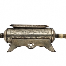 בית מגילה דקורטיבי ומעמד תואם, עשויים מתכת, כפי הנראה ממרוקו