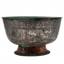 כלי איסלמי עתיק  עשוי נחושת מעוטרת בעבודת יד, שאריות ציפוי בדיל, וסמני קורוזיה