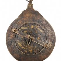 אסטרולב או (אַצְטְרוֹלָב / Astrolabe) איסלאמי פרסי, עשוי פליז מעוטר בחריטות