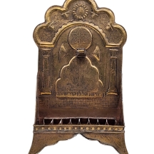 חנוכייה ישנה עשויה פליז מרוקע בעבודת יד, כפי הנראה ממרוקו