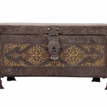 תיבה שולחנית עתיקה עשויה מתכת משובצת פליז כפי הנראה אירן סוף המאה ה-19