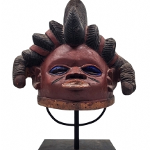 מסכה אפריקאית מסוג 'Gelede mask' של אנשי הירובה (Yoruba) מניגריה, עשויה עץ מגולף