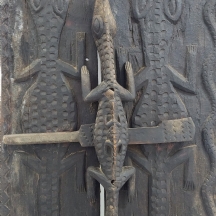 דלת עץ לאסם תבואה, אנשי שבט הדוגון (Dogon) ממאלי, בן יותר ממאה שנה