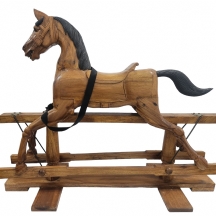 סוס נדנדה גדול עשוי עץ מגולף בעבודת יד