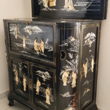 רהיט בר משקאות סיני יפה ומרשים, מעוטר בשיבוץ דמויות על רקע לכה שחורה