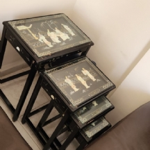 קן (Nest) של 4 שולחנות סינים דקורטיבים, עשויים עץ ומעוטרים בדמויות משובצות