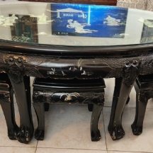 מערכת ריהוט סינית דקורטיבית הכוללת שולחן ודרגשים תואמים, עשויים עץ ומעוטרים בדמו