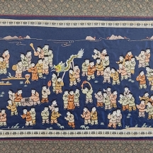 ריקמה סינית צמר על משי, מעוטרת בפולקלור פיגורטיבי, ממוסגרת.