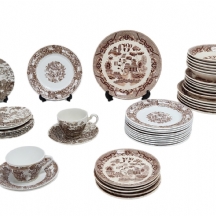 חלקי סטים שונים עשויים חרס תוצרת אנגליה, צרפת ויפן, מעוטרים בהדפסי פולקלור