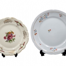 לוט של 2 צלחות הגשה מפורצלן, יצרנים ודגמים שונים, מעוטרות וחתומות