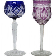 לוט של 2 גביעי קריסטל שונים, אחד כחול והשני סגול, דגמים שונים