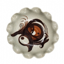 קערת הגשה גדולה מתוצרת לפיד מעוטרת בשפה משופלת וציור יד, חתומה