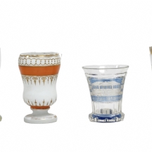 לוט של 4 גביעי זכוכית עתיקים, חלקם מעוטרים באמייל, לא חתומים, סמני שחיקה