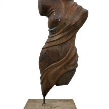 פסל ברונזה בצורת טורסו, כפי הנראה אפריקאי, חתום 'Misombo' ומתוארך לשנת: 1997