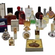 לוט של 25 בקבוקי בושם ישנים