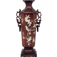 כד עץ סיני מגולף בעבודת יד אמן, משובץ בפיסות אם הפנינה