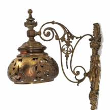 מנורת קיר עתיקה ויפה במיוחד, עשויה פליז, כפי הנראה צרפתית