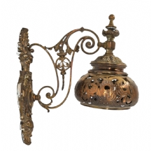 מנורת קיר עתיקה ויפה במיוחד, עשויה פליז, כפי הנראה צרפתית