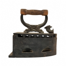 מגהץ פחמים מסוף המאה ה-19 עשוי ברזל יצוק וידית עץ