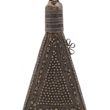 חלק מכיסוי עתיק של נדן (הקצה) לפגיון תימני (ג'מביה), עשוי 'כסף נמוך', חתום