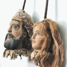 זוג מסכות עתיקות מהמאה ה-18, עשויות עץ ובד, מצוירות ביד באמייל פוליכרום.