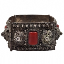 צמיד עתיק עשוי כסף בעבודת פיליגראן עדינה ואיכותית, משולב חרוזי ענבר