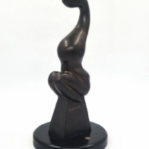 נחמן זבלודוביץ (Nachman Zablodovich) - 'אישה כורעת', פסל ברונזה, פטינה חומה