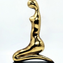 'האישה בזהב' - פסל ברונזה חתום Rajonai (?)