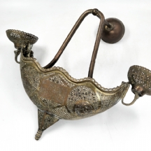 לאספני אומנות איסלאמית עתיקה, מנורת צד סורית מהמאה ה-19, עשוייה פליז מנוסר וחרוט