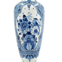 כד הולנדי עשוי חרסינת דלפט מצויירת בעבודת יד בדגם ציפור על רקע ענף פורח