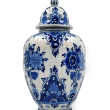 כד הולנדי ומכסה תואם, עשוי חרסינת דלפט מצוירת בעבודת יד בדגם פרחים